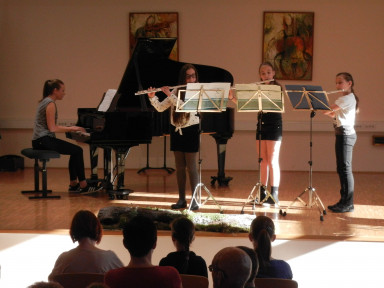 Asja Poljak, Zoja Fon in Larisa Jermol - trio flavt
Karin Zuza - klavir