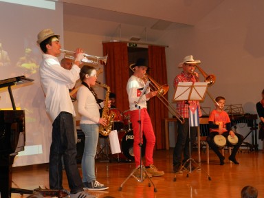 Predstavili so nam jo: Jakob Kenda, trobenta, Nena Klinkon, saksofon, Tobi Gaberšček in Matija Mlakar, pozavna, Aljaž Mašera in Primož Podobnik, tolkala ter Tomaž Mlakar, bas kitara.