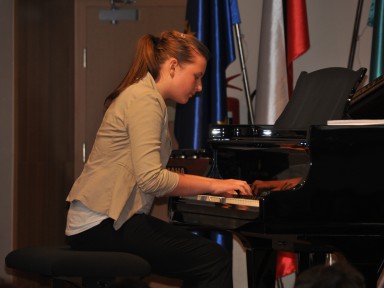 Pot smo nadaljevali v Avstrijo, kjer smo prisluhnili razrednemu nastopu pianistov.