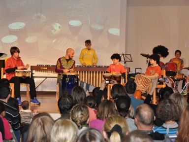 ...v sestavi: Tomaž Razpet, Miha Štih, marimba, Aljaž Mašera, Jan Štih, Leon Benko in Luka Bizjak.