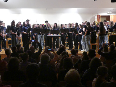 Orkestra sta na koncu združila moči in se borila proti Zmajem in Podzemlju, s skladbo Dangeons and Dragons.