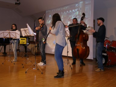 Na Irskem nam je zaigral kvintet v sestavi: Zarja Roner, flavta, Lenart Miklavič, violina, Ana Souza Leban, oboa, Aleksander Ipavec, kontrabas in Primož Podobnik, tamburin.