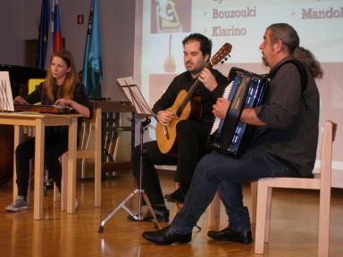 ... so nam predstavili citrarka Lucija Kurinčič, kitarist Sebastjan Grego in harmonikar Aleksander Ipavec...