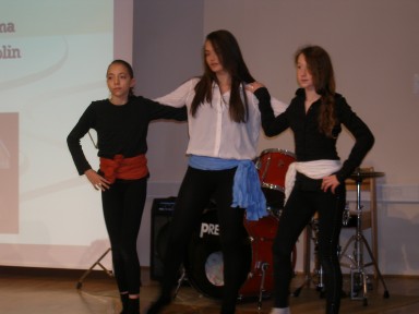 ter plesalke Angelika Volarič, Kim Kranjc in Neja Šuligoj.