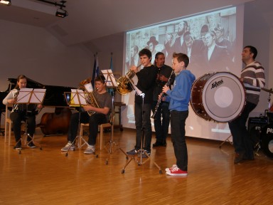 ...kjer so nam Maša Šuligoj, harmonika, Matic Smrekar, tuba, Uroš Šturm, rog, Tim Uršič, klarinet, Aleksander Ipavec, tamburin in Stojan Milinković, veliki boben...