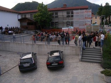 Zunanji atrij je ob številni publiki oživel